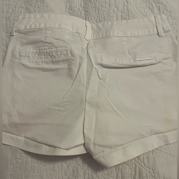 Old Navy White Size 2 Bermuda Shorts with Relaxed Fit - Picture 3 of 3